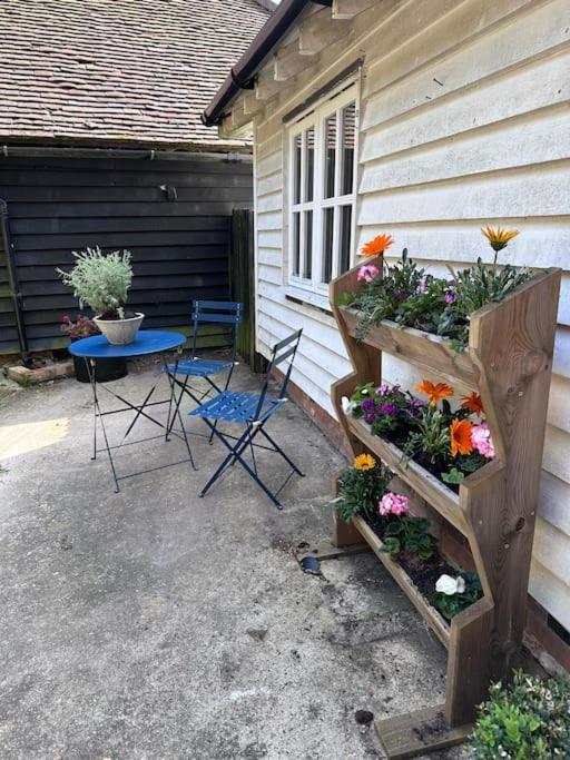 Beautiful 2 Bed Oast - 15 Acre Farm - *